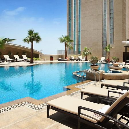 Sofitel Abu Dhabi Corniche Facilidades foto The pool at the hotel