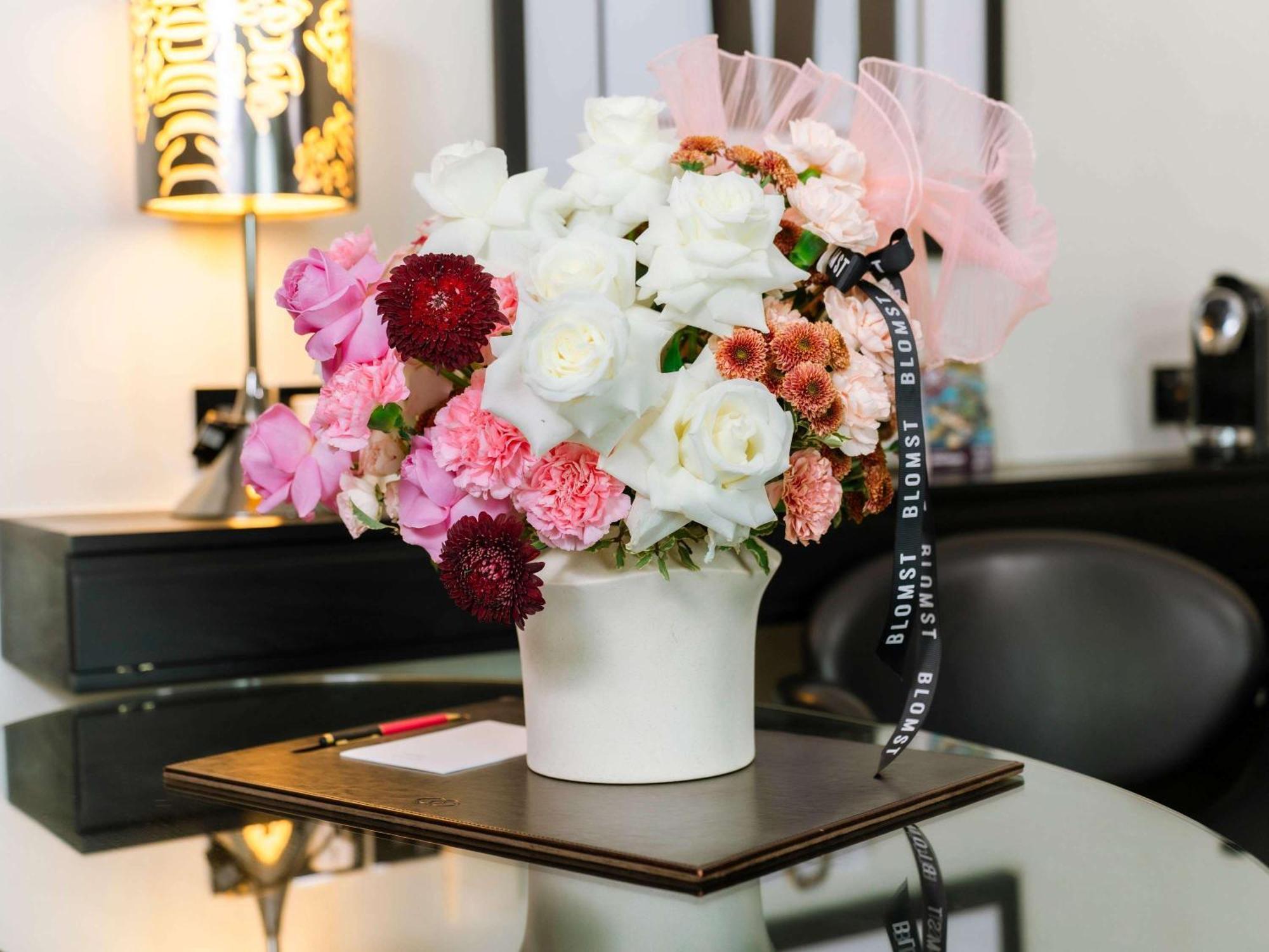 Sofitel Abu Dhabi Corniche Exterior foto A flower arrangement